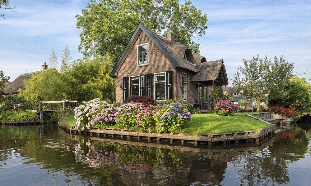Giethroon, Desa Terapung di Belanda yang Indah