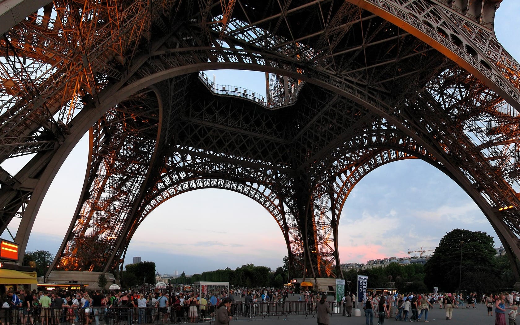 bawah Menara Eiffel