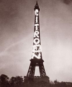 papan reklame di menara Eiffel
