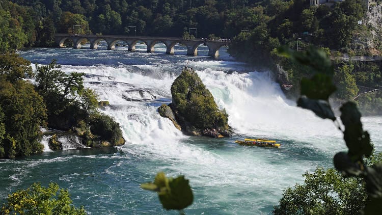 Rhine Falls Swiss, Menikmati Kesejukan Alam di Air Terjun Terbesar se-Eropa