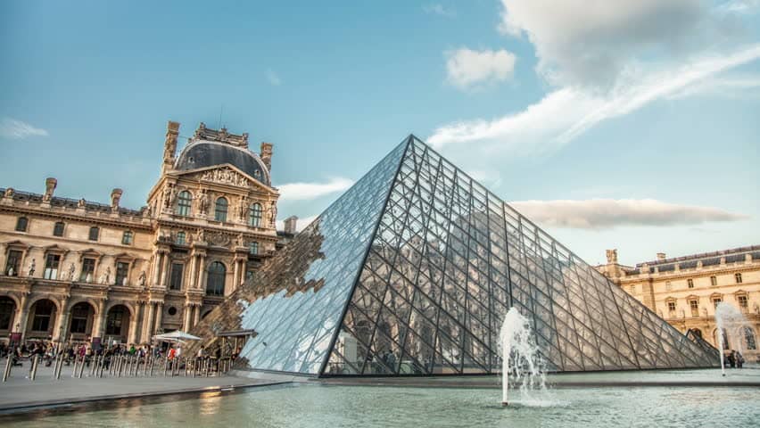Louvre-Museum saat siang hari