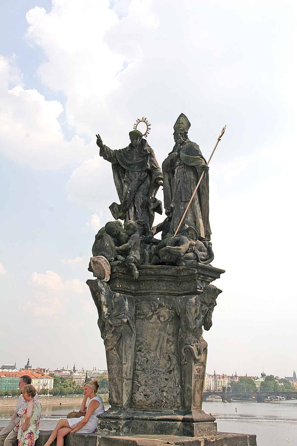 Patung Santo Vinsensius Ferrer dan Procopius
